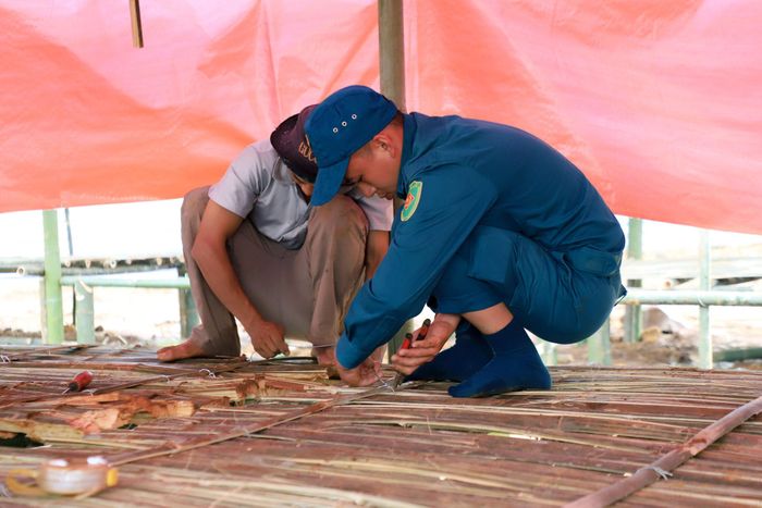 Lực lượng Dân quân thường trực xã Quảng Sơn hỗ trợ các hộ dân dựng lán trại