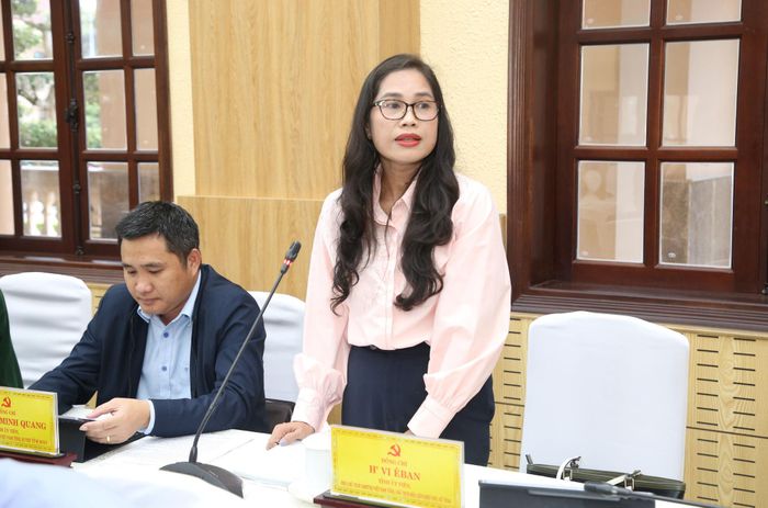 Đồng chí H’Vi Êban, Tỉnh ủy viên, Phó Chủ tịch Ủy ban MTTQ Việt Nam tỉnh, Chủ tịch Hội Liên hiệp Phụ nữ tỉnh đóng góp các ý kiến liên quan đến chủ trương nâng cấp cửa khẩu chính Đắk Peur thành cửa khẩu quốc tế