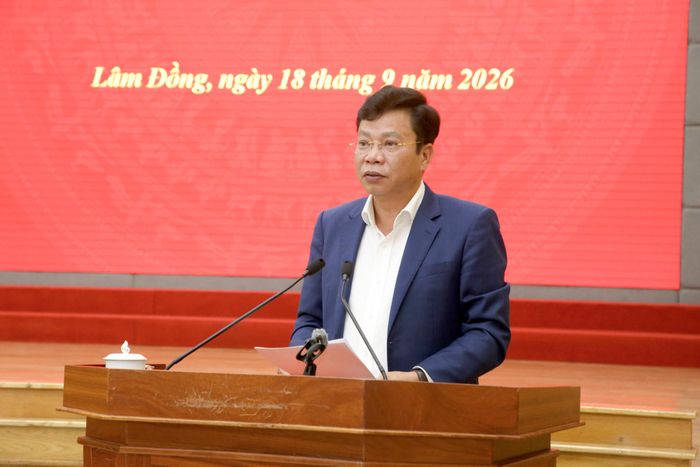 Đồng chí Lưu Văn Trung, Phó Bí thư Tỉnh ủy, Chủ tịch HĐND tỉnh thông qua tờ trình của Ban Thường vụ Tỉnh ủy