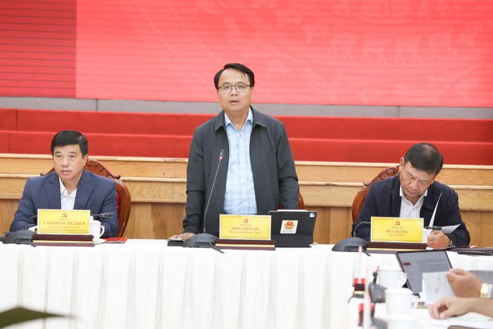 Đồng chí Đặng Hồng Sỹ, Phó Bí thư Thường trực Tỉnh ủy điều hành phần thảo luận tại hội nghị