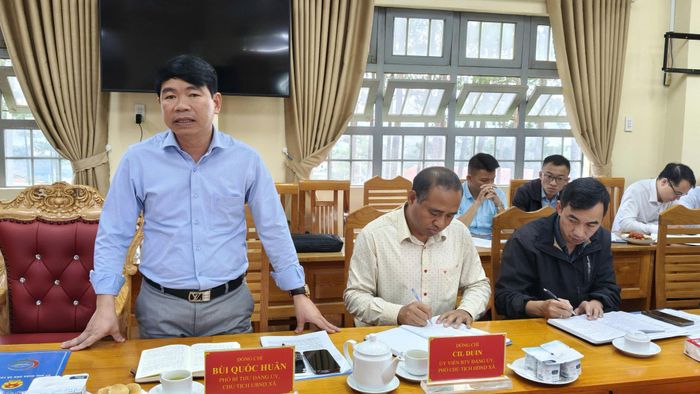 Ông Bùi Quốc Huân, Phó Bí thư Đảng ủy, Chủ tịch UBND xã Lạc Dương báo cáo tình hình với đoàn giám sát