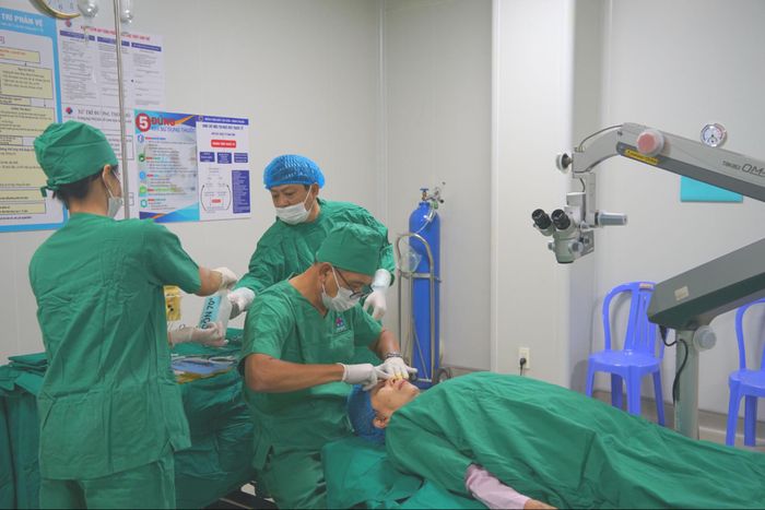 Bác sĩ Lê Ngọc Huy, Giám đốc Bệnh viện Mắt Sài Gòn Bình Thuận trực tiếp phẫu thuật
