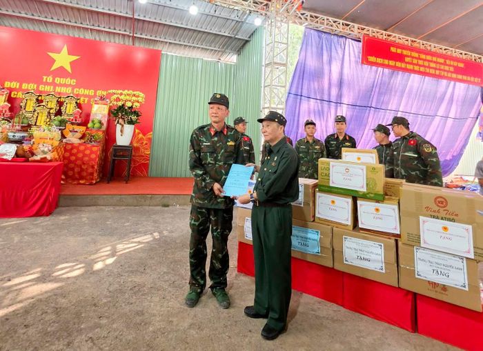 Các thành viên trong đoàn tặng quà cho Tổ công tác lấy mẫu xác định danh tính liệt sĩ
