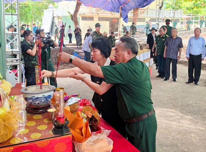Đồng chí Phạm Thị Phúc, Phó Bí thư Tỉnh ủy, Chủ tịch Ủy ban MTTQ Việt Nam tỉnh và ông Dương Công Hiệp, Chủ tịch Hội CCB tỉnh thắp hương tưởng niệm các Anh hùng liệt sĩ