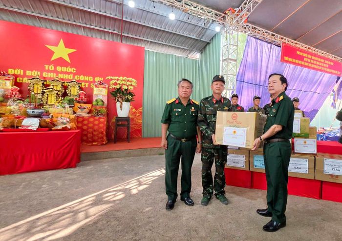 Lãnh đạo Hội CCB tỉnh Lâm Đồng tặng quà cho Tổ Công tác lấy mẫu xác định danh tính liệt sĩ