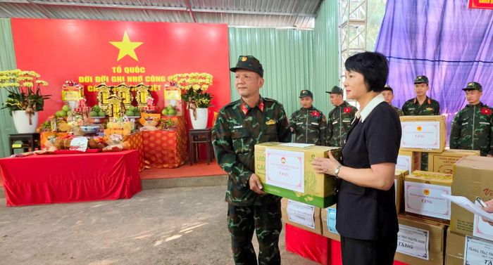 Đồng chí Phạm Thị Phúc, Phó Bí thư Tỉnh ủy, Chủ tịch Ủy ban MTTQ Việt Nam tỉnh tặng quà cho Tổ công tác lấy mẫu xác định danh tính liệt sĩ tại Công viên Lê Thị Riêng