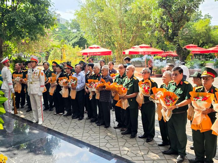 Đoàn dâng hoa tưởng niệm, tri ân các Anh hùng liệt sĩ tại công viên Lê Thị Riêng