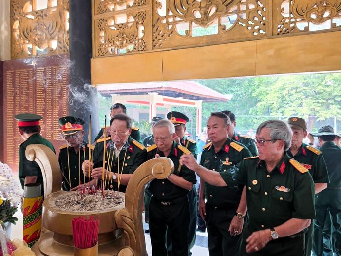 Đoàn thắp hương tưởng niệm các Anh hùng liệt sĩ