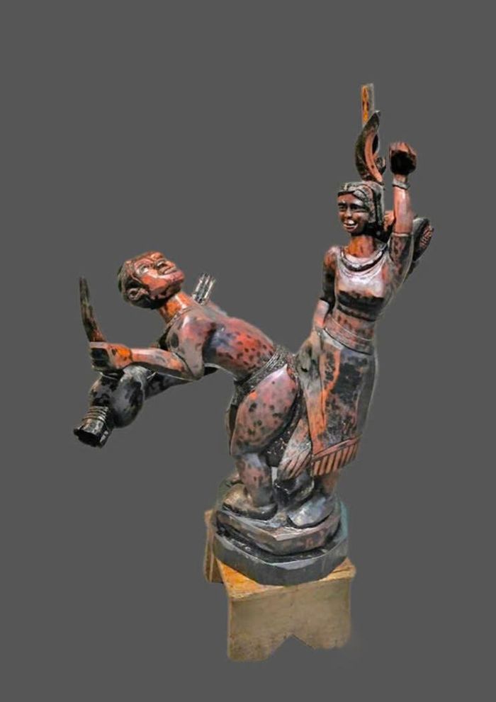 Tác phẩm Niềm vui ngày mùa (Tượng gỗ Cao Đồng Khởi)
