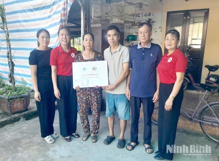 Hội Chữ thập đỏ xã Xuân Hưng và Ban Bác ái Thánh Giuse Xuân Trung trao hỗ trợ cho gia đình bà Đinh Thị Thoa, thôn Phú Nhai mua con giống phát triển kinh tế.