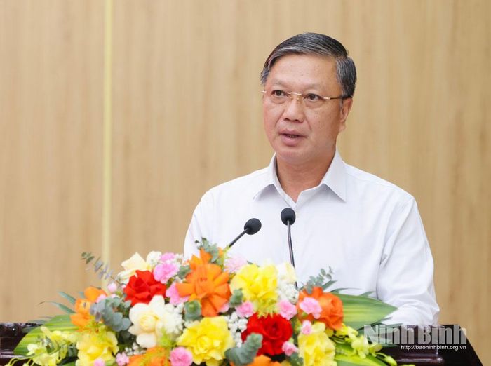 Đồng chí Đinh Việt Dũng, Ủy viên Ban Thường vụ Tỉnh ủy, Trưởng Ban Tổ chức Tỉnh ủy công bố các quyết định về công tác tổ chức, cán bộ tại hội nghị.