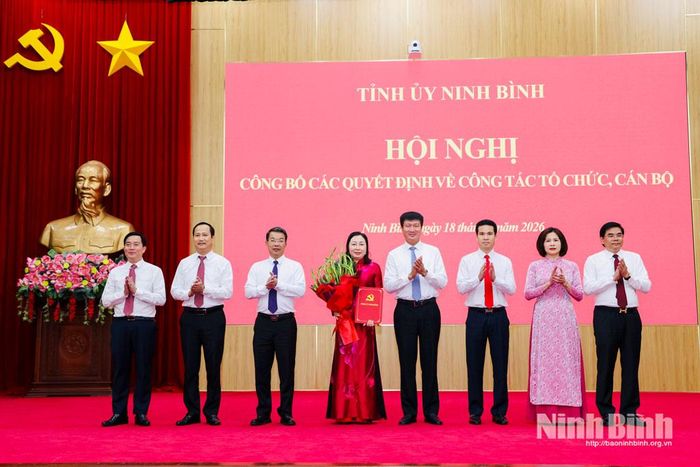 Đồng chí Trần Huy Tuấn, Ủy viên Trung ương Đảng, Bí thư Tỉnh ủy tặng hoa chúc mừng và trao quyết định thành lập Đảng bộ MTTQ, các đoàn thể tỉnh.
