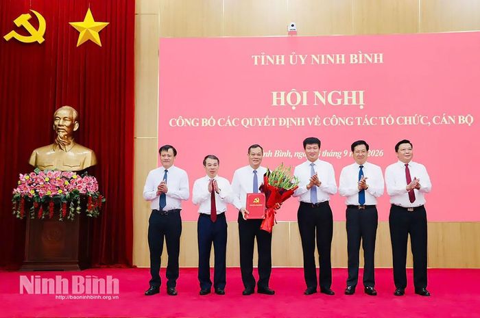 Đồng chí Trần Huy Tuấn, Ủy viên Trung ương Đảng, Bí thư Tỉnh ủy tặng hoa chúc mừng và trao quyết định thành lập Đảng bộ HĐND tỉnh.