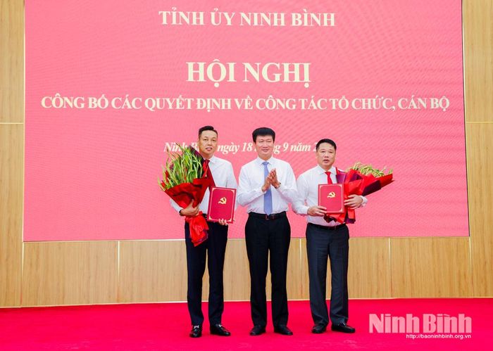 Đồng chí Trần Huy Tuấn, Ủy viên Trung ương Đảng, Bí thư Tỉnh ủy tặng hoa chúc mừng và trao quyết định chỉ định Ủy viên Ban chấp hành Đảng bộ tỉnh cho 2 đồng chí: Nguyễn Văn Viện, Viện trưởng viện kiểm sát nhân dân tỉnh và đồng chí Mai Anh Tài, Chánh án TAND tỉnh.