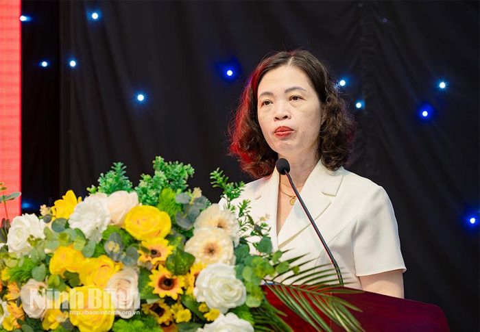 Đồng chí Phạm Thị Phương Hạnh, Tỉnh uỷ viên, Bí thư Đảng uỷ, Giám đốc Sở Y tế phát biểu khai mạc hội nghị.