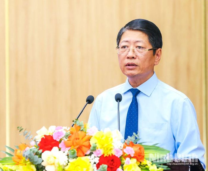 Đồng chí Trần Song Tùng, Ủy viên Ban Thường vụ Tỉnh ủy, Phó Chủ tịch Thường trực UBND tỉnh quán triệt nội dung cốt lõi và Chương trình, Kế hoạch hành động của Ban Thường vụ Tỉnh ủy thực hiện Nghị quyết số 26-NQ/TW và Nghị quyết số 27-NQ/TW của Bộ Chính trị.