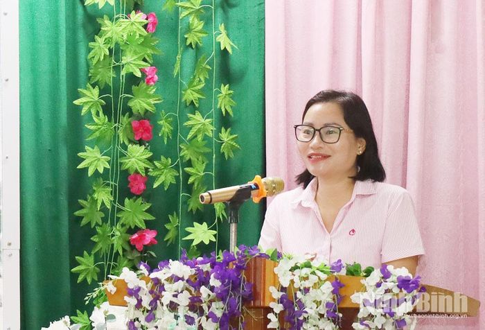 Lãnh đạo Ngân hàng Chính sách xã hội tỉnh giải đáp thắc mắc về thủ tục, hồ sơ vay vốn cho người khuyết tật tại chương trình.