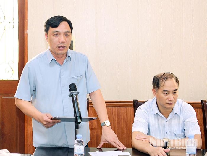 Lãnh đạo phường Hoa Lư phát biểu tại buổi làm việc.