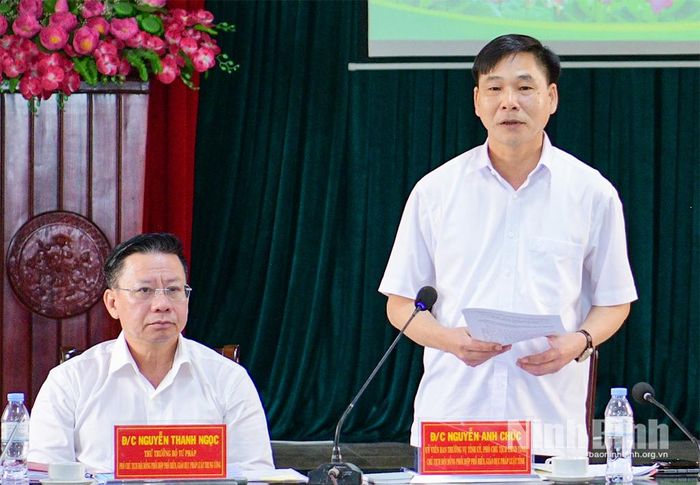 Đồng chí Nguyễn Anh Chức, Ủy viên Ban Thường vụ Tỉnh ủy, Phó Chủ tịch UBND tỉnh, Chủ tịch Hội đồng phối hợp PBGDPL tỉnh phát biểu tại buổi làm việc.