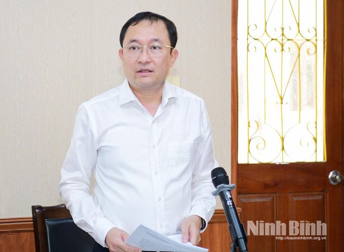 Đồng chí Phan Hồng Nguyên, Phó Cục trưởng Cục Phổ biến, giáo dục pháp luật và Trợ giúp pháp lý (Bộ Tư pháp) phát biểu tại buổi làm việc.