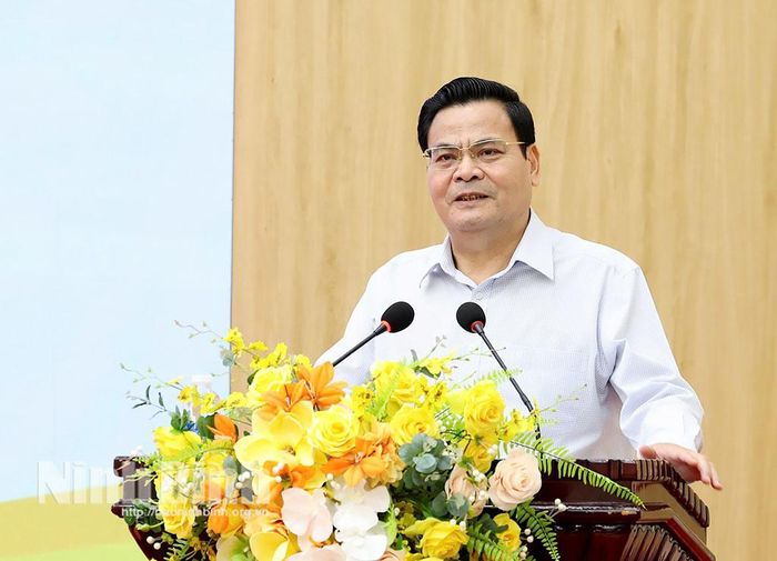 Đồng chí Bùi Thành Đông, Tỉnh ủy viên, Bí thư Đảng ủy, Chủ tịch HĐND phường phát biểu chỉ đạo tại hội nghị.