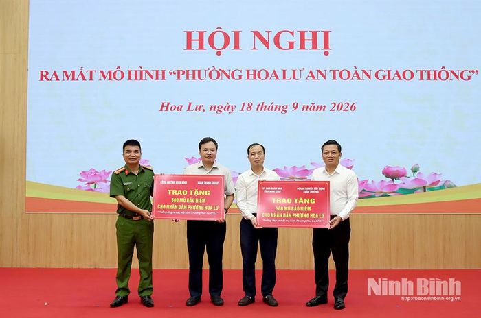 Đồng chí Nguyễn Cao Sơn, Tỉnh ủy viên, Phó Chủ tịch UBND tỉnh và Đại tá Nguyễn Minh Hải, Phó Giám đốc Công an tỉnh trao tặng biểu trưng mũ bảo hiểm cho Ban Chỉ đạo phường Hoa Lư.
