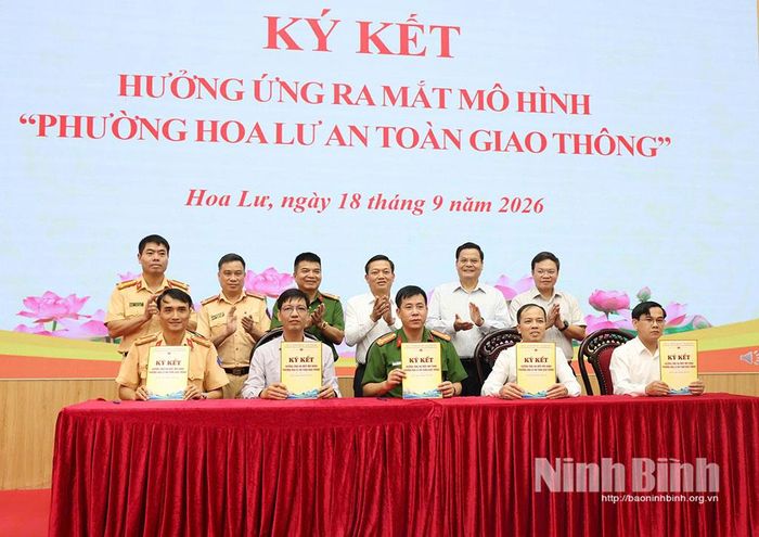 Đại diện các đơn vị, nhà trường, tổ dân phố ký giao ước thi đua hưởng ứng triển khai mô hình “Phường Hoa Lư an toàn giao thông”.