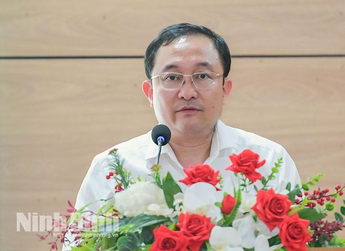 Đồng chí Phan Hồng Nguyên, Phó Cục trưởng Cục Phổ biến, giáo dục pháp luật và Trợ giúp pháp lý (Bộ Tư pháp) phát biểu tại Hội thảo.