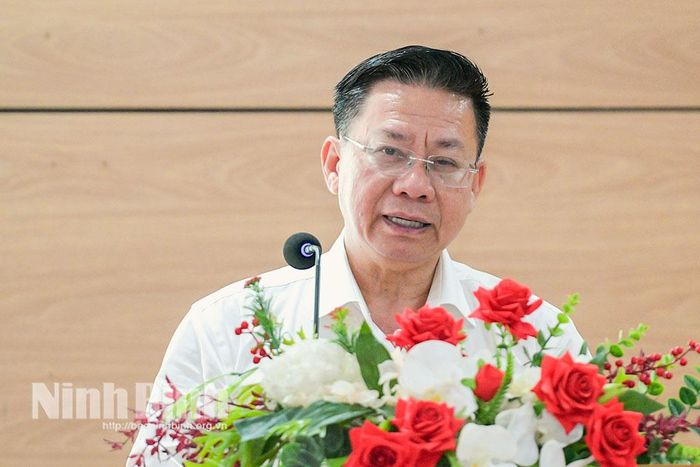 Đồng chí Nguyễn Thanh Ngọc, Thứ trưởng Bộ Tư pháp, Phó Chủ tịch Hội đồng phối hợp phổ biến, giáo dục pháp luật Trung ương phát biểu tại Hội thảo.