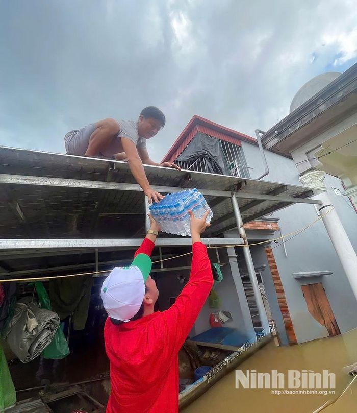 Lãnh đạo Hội Chữ thập đỏ tỉnh trao nhu yếu phẩm phục vụ sinh hoạt trước mắt cho người dân thôn Ngọc Ba, xã Gia Tường bị ảnh hưởng bởi mưa lớn kéo dài .