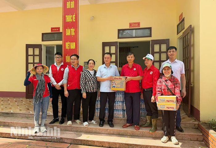 Hội Chữ thập đỏ tỉnh và đại diện các nhà tài trợ trao nhu yếu phẩm phục vụ sinh hoạt trước mắt cho người dân thôn Ngọc Ba, xã Gia Tường.