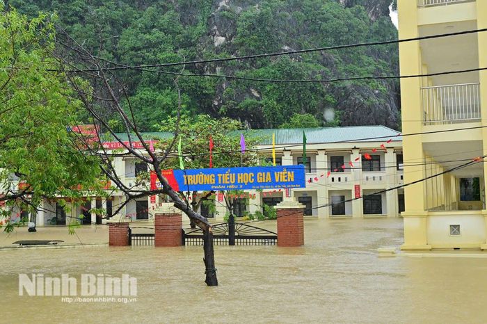 Trường Tiểu học Gia Viễn (Phân hiệu 2) bị ngập nước, nhà trường đã chủ động cho học sinh tạm thời nghỉ học để đảm bảo an toàn. Ảnh: Ngọc Linh