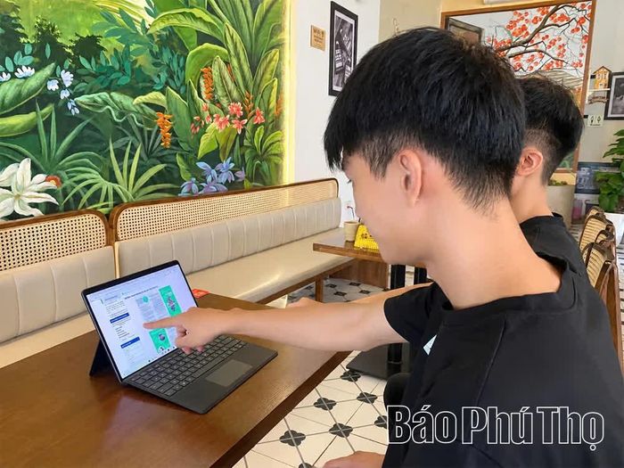 Thanh thiếu niên tìm hiểu tác hại của thuốc lá trên trang web của Trung tâm Kiểm soát bệnh tật tỉnh.