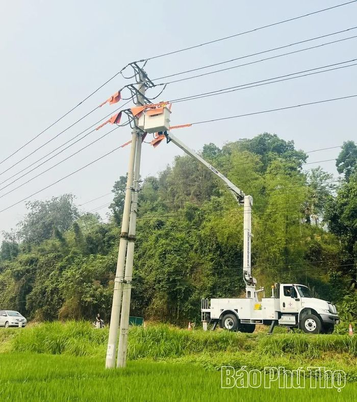 Công nhân Công ty Điện lực Phú Thọ phát huy sáng kiến, ứng dụng công nghệ, nâng cao hiệu quả sản xuất, kinh doanh.