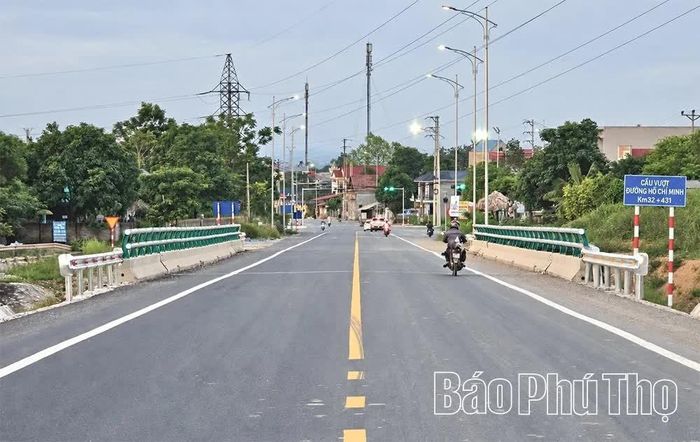 Dự án Đường giao thông liên vùng kết nối đường Hồ Chí Minh với Quốc lộ 70B, Quốc lộ 32C được đầu tư từ nguồn vốn đầu tư công, góp phần hoàn thiện hạ tầng giao thông và tăng cường kết nối vùng.