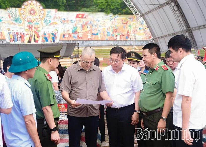 Các đồng chí: Phạm Đại Dương - Ủy viên Ban Chấp hành Trung ương Đảng, Bí thư Tỉnh ủy, Trưởng Đoàn ĐBQH tỉnh; Trần Duy Đông - Ủy viên dự khuyết Ban Chấp hành Trung ương Đảng, Phó Bí thư Tỉnh ủy, Chủ tịch UBND tỉnh dự và chỉ đạo tại chương trình tổng duyệt.