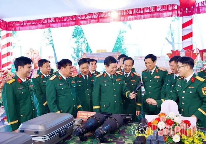 Thượng tướng Đỗ Xuân Tụng cùng các đại biểu tham quan gian trưng bày trang, thiết bị của Cục Chính trị Quân khu 2.