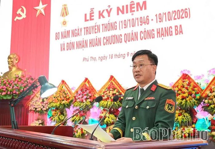 Đại tá Khổng Đình Tám - Chủ nhiệm Chính trị Quân khu 2 đọc diễn văn ôn lại truyền thống 80 năm xây dựng và trưởng thành của Cục Chính trị Quân khu 2.