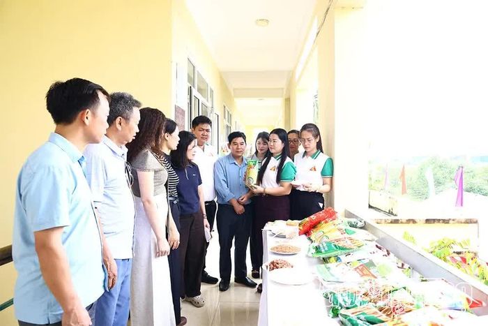 Cán bộ Trung tâm Giống nông nghiệp tỉnh Lào Cai giới thiệu giống lúa LC26 và LH12 tới nông dân.