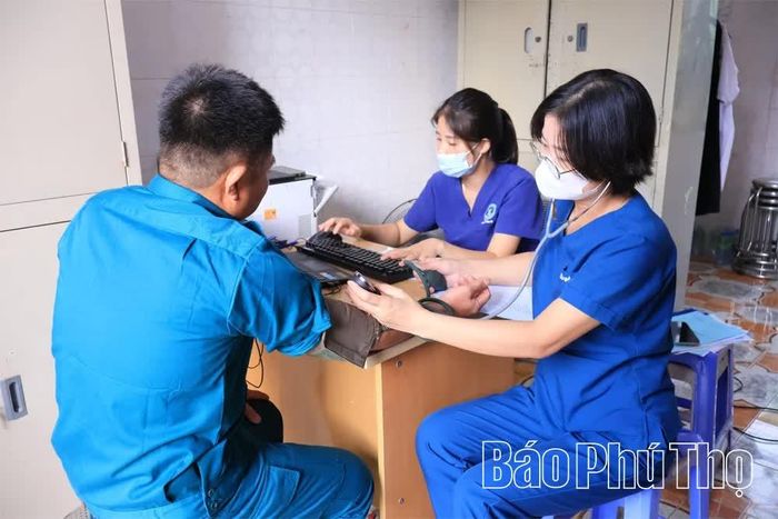 Bác sĩ Trung tâm Y tế khu vực Yên Lập thăm khám cho người dân tại Điểm y tế Minh Hòa, xã Minh Hòa.