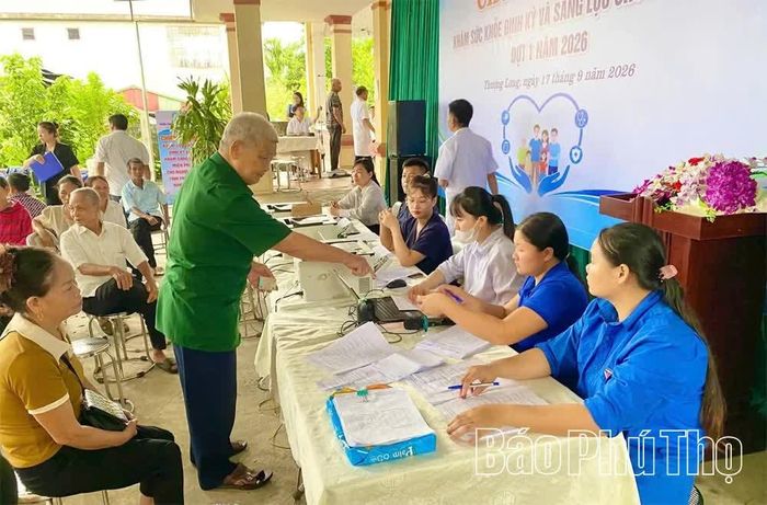 Người dân xã Thượng Long đăng ký khám sức khoẻ định kỳ tại Trạm y tế xã.
