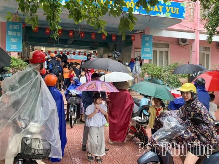 Cảnh đón con tan học buổi trưa tại phân hiệu Trần Quốc Toản, Trường Tiểu học Sông Đà.