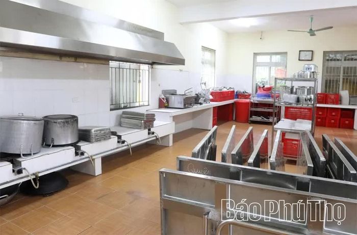 Quang cảnh bếp ăn đóng cửa từ dịp hè đến nay tại trường Tiểu học Hoà Bình.