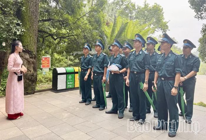 Đoàn sinh viên Học viện Phòng không - Không quân nghe thuyết minh viên hướng dẫn tham quan Khu Di tích lịch sử Đền Hùng.