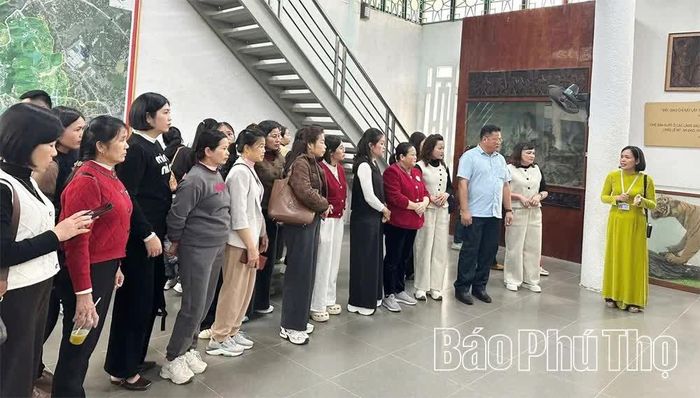 Thuyết minh viên giới thiệu các hiện vật tại Bảo tàng Hùng Vương cho du khách.