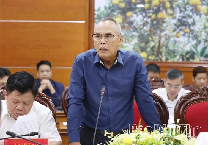 Lãnh đạo Ban Quản lý dự án khu vực Hòa Bình báo cáo tiến độ, công tác GPMB, thi công và những khó khăn, vướng mắc của 8 dự án.