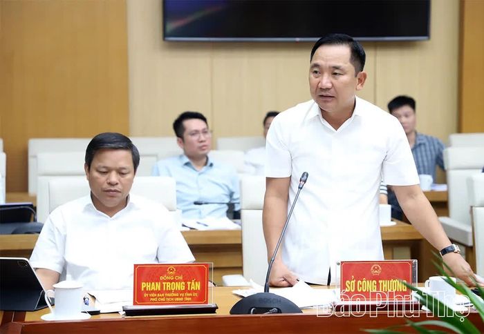 Giám đốc Sở Công Thương Trần Quang Tuấn báo cáo công tác phối hợp tổ chức Hội thảo khoa học “Định hướng phát triển công nghiệp hỗ trợ Việt Nam”.