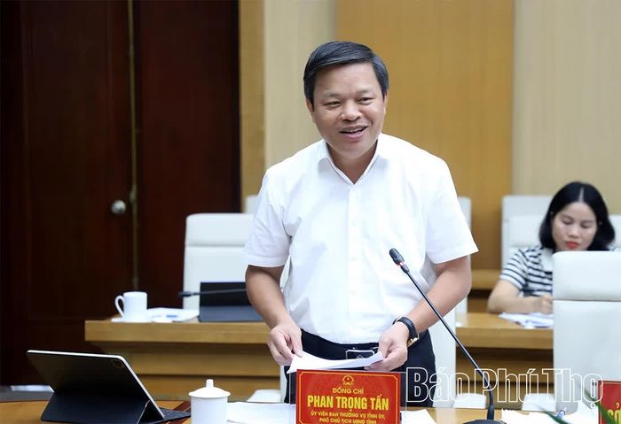 Phó Chủ tịch UBND tỉnh Phan Trọng Tấn phát biểu tại hội nghị.