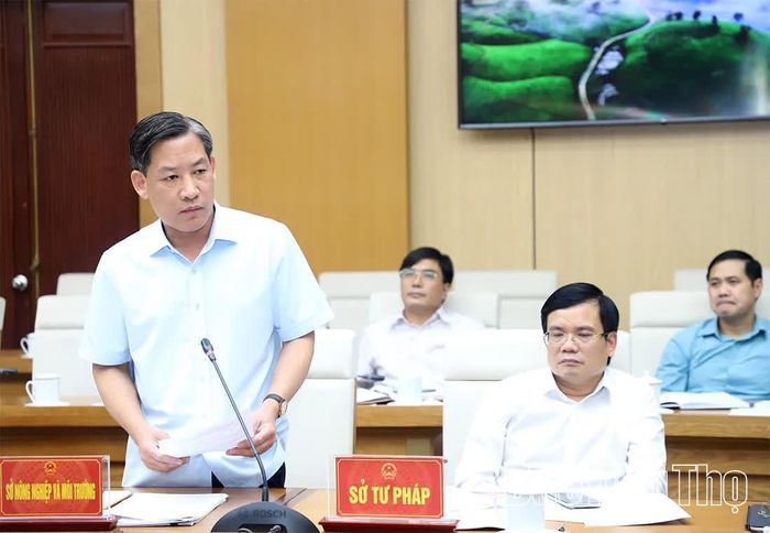 Lãnh đạo các sở, ngành phát biểu thảo luận.