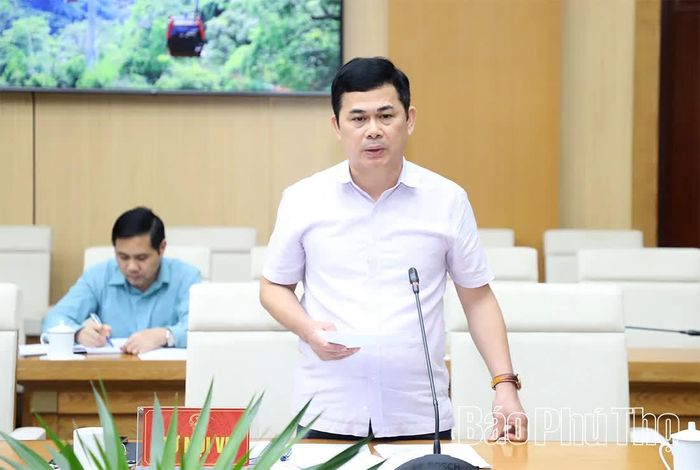 Giám đốc Sở Nội vụ Trần Việt Cường báo cáo công tác tham mưu, đề xuất, triển khai Nghị quyết số 66.25/2026/NQ-CP của Chính phủ.